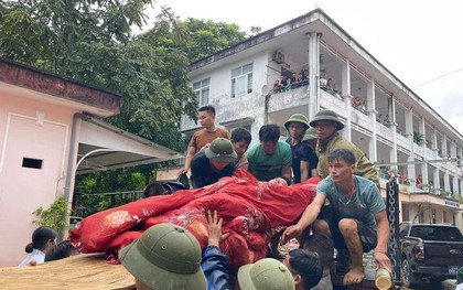 Lũ quét cả bản ở Lào Cai: Cuốn hết bố mẹ và các con, tìm thấy vợ nhưng chết rồi