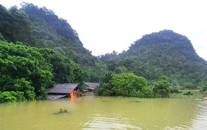 Công an chèo bè 4 tiếng cứu thai phụ bị cô lập trong lũ ở Lạng Sơn