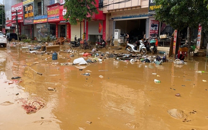 Thành phố Yên Bái ngập ngụa bùn, rác sau lũ