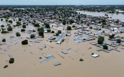 Lũ lụt làm sập tường nhà tù tại Nigeria, gần 300 tù nhân trốn thoát