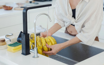 Tại sao bạn nên rửa chuối sau khi mua về?