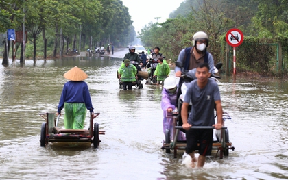 Hà Nội: Ngập sâu trên đại lộ Thăng Long, người dân phải bỏ 50.000 đồng thuê xe bò vượt qua