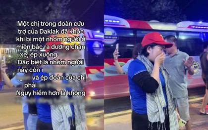 Video người phụ nữ trong đoàn cứu trợ Đắk Lắk bật khóc khi bị "chặn xe", ép làm một việc: Dân mạng nghe xong thì vỡ oà