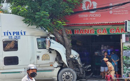 Hoảng hồn khi đang ăn sáng trong cửa hàng, xe container húc văng dải phân cách lao thẳng tới