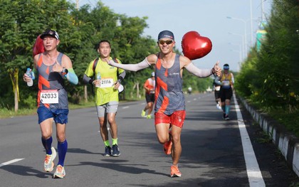 Giới trẻ Sài Gòn rủ nhau "đi chạy" ở Cần Giờ, hòa mình vào thiên nhiên và chinh phục hành trình Marathon xanh