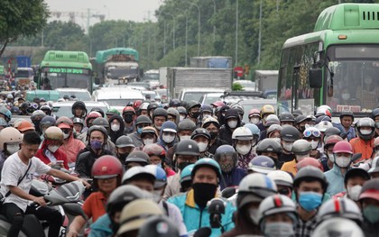 Đại lộ Thăng Long ùn tắc nghiêm trọng hàng chục km sau bão số 3, nhiều người đi làm từ sáng vẫn chưa đến nơi