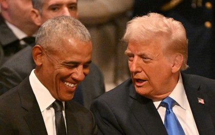 Ảnh ông Trump và ông Obama thân thiết gây bão mạng