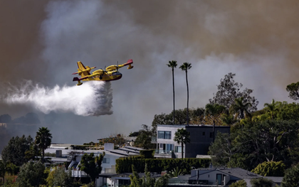 Phi đội xả nước cứu cháy rừng Los Angeles, gió "hiểm" mạnh lên