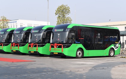 Ảnh thực tế dàn xe bus điện VinFast mới bàn giao: Chứa tối đa 60 người, sàn hạ thấp cho cả xe lăn lên