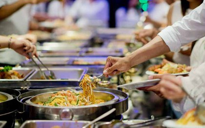 Khách mua 1 suất buffet 120.000 đồng cho 3 người, bị nhà hàng nhắc nhở liền phản ứng: “Chúng tôi sợ lãng phí đồ ăn”