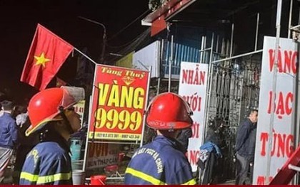 Cháy cửa hàng vàng bạc ở Hòa Bình, 3 người thoát nạn nhờ lối cửa sau