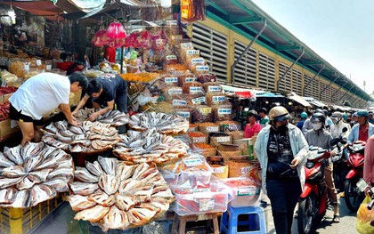 Các khu chợ truyền thống tại TP.HCM ngày 23 tháng Chạp: Nơi vắng vẻ lạ thường, nơi đông đúc khách chen nhau sắm Tết