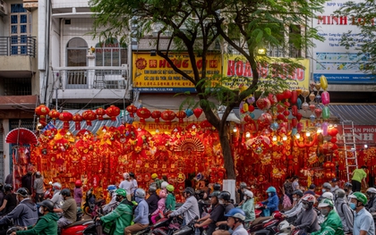 Sắc xuân rực rỡ tại "thủ phủ" đồ Tết ở TP.HCM, người dân hân hoan mua sắm chụp ảnh