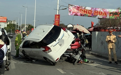 Hà Nội: Tai nạn liên hoàn trước cổng chợ Quảng An, tài xế ô tô lao lên xe máy tạo cảnh tượng kinh hoàng