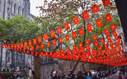 Phố phường Hà Nội "thay áo mới" đón xuân Ất Tỵ 2025