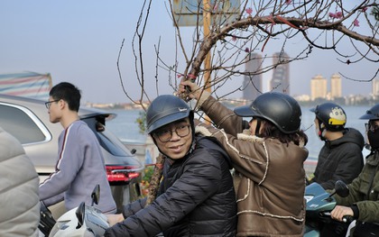 Tiểu thương "chạy hàng" trước thềm giao thừa, cây cảnh giá rẻ phủ khắp Hà Nội chiều 29 Tết
