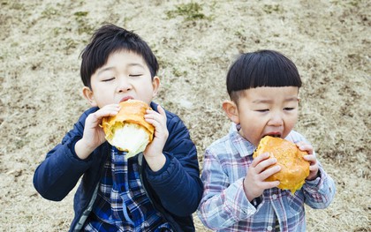 Trẻ ăn vặt và không ăn vặt từ nhỏ lớn lên sẽ có sự khác biệt một trời một vực, cha mẹ TUYỆT ĐỐI đừng xem nhẹ!