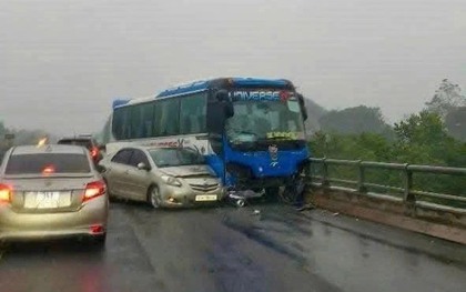 Trời mưa đường trơn khiến 3 ô tô tông liên hoàn trên cao tốc Hà Nội - Lào Cai