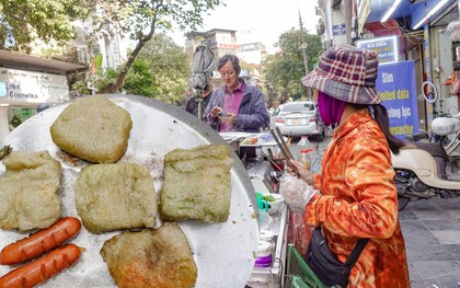 Những chiếc xe bán bánh chưng rán len lỏi khắp phố cổ Hà Nội: Món ăn mùa đông thu hút cả khách Tây thưởng thức