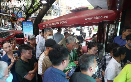 Xếp hàng từ sáng sớm chờ mua vàng giá 138 triệu đồng/lượng: Chuyên gia cảnh báo