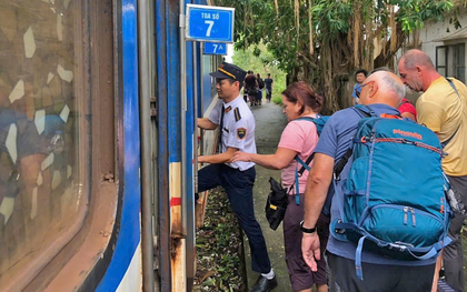Đường sắt tê liệt vì mưa bão, hàng nghìn khách đi tàu phải chuyển sang ô tô