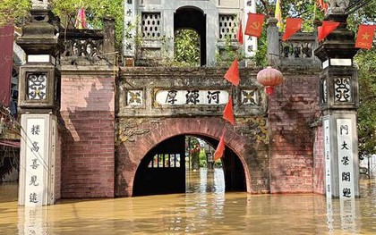 Làng cổ Thổ Hà chìm trong biển nước, hơn 8.000 người dân bị cô lập