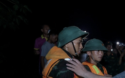 Nước lũ tràn nền đường sắt, người dân phải sơ tán, Thủ tướng trong đêm đến hiện trường