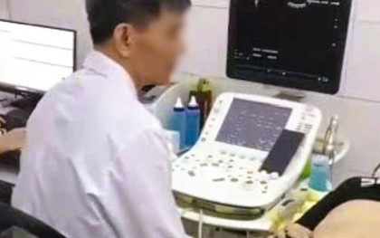 Bác sĩ bị phản ánh "vừa siêu âm cho bệnh nhân vừa xem bóng đá trên điện thoại"