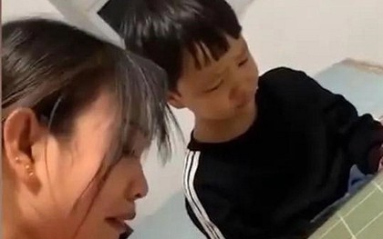 Cậu bé làm phép tính "11-4=7" bị gạch sai, mẹ lên kiện cô giáo thì nhận về cái kết đắng: "Cả lớp này mỗi con chị sai thôi"
