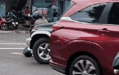 CLIP: Phẫn nộ xe 5 chỗ cố tình tông xe máy chở trẻ nhỏ