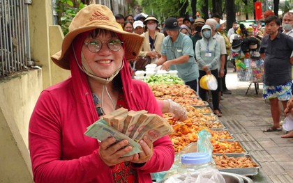 Đưa 100 triệu cho người lạ ở TP.HCM, người đàn ông dặn kỹ "hết tiền thì nói để đưa thêm" và biến mất