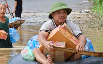 VIDEO: Lũ rút chậm, người dân chèo thuyền tự chế, trèo thang nhận đồ tiếp tế