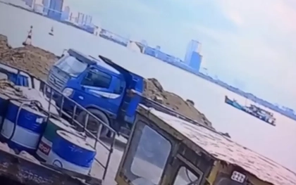 Khoảnh khắc xe tải rơi xuống biển, một tài xế tử vong tại cảng Tiên Sa ở Đà Nẵng