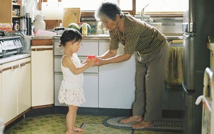 Nếu ông bà cứ làm điều này trước mặt cháu, thì đừng hỏi tại sao càng lớn chúng càng xa cách mình