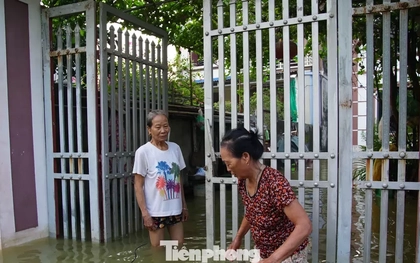 Người dân vùng ngập Hà Nội kể về 30 phút 'nước như lũ ống, cuốn trôi cả nghìn con gà'