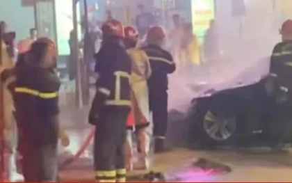 Xe ô tô Mercedes bốc cháy trên đường Hà Nội