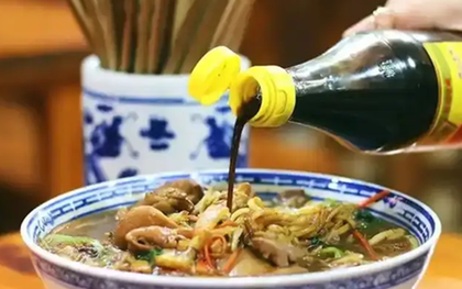 Người đàn ông ăn gì cũng cho giấm, 6 tháng sau đi khám, bác sĩ ngay lập tức hỏi: "Ông đã làm gì?"