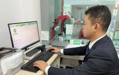 Bà cụ đến ngân hàng yêu cầu rút 11 sổ tiết kiệm, tất cả đều chưa đến ngày đáo hạn: Nhân viên ngân hàng kiên quyết từ chối phục vụ, lý do vì sao?