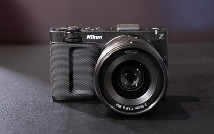 Mẫu máy quay trong thân hình máy ảnh, giá 61,99 triệu đồng