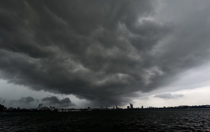 Cảnh báo mưa dông sầm sập kéo đến Hà Nội