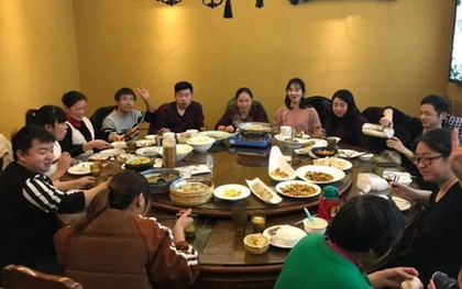 Đi họp lớp, tôi phát hiện người duy nhất còn ở nhà thuê là lớp trưởng: Ngày hôm sau được hẹn gặp riêng, tôi chết sững!