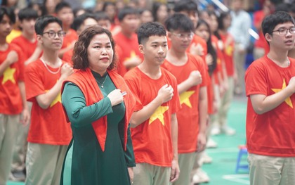 Nữ hiệu trưởng bỏ tiền túi thưởng học sinh đạt giải đi nước ngoài