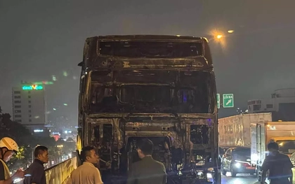 Hà Nội: Xe tải bốc cháy ngùn ngụt ở đường Vành đai 3 trên cao