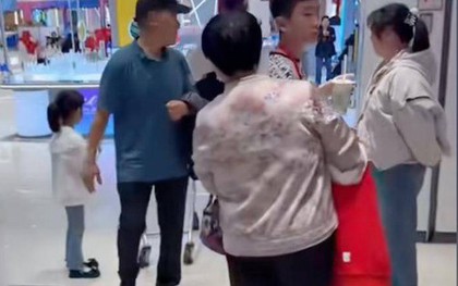 Cảnh tượng trong cửa hàng bán Iphone khiến hàng ngàn cha mẹ rơi lệ!