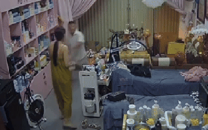 CLIP: Người phụ nữ nghi bị chồng cũ đánh dã man