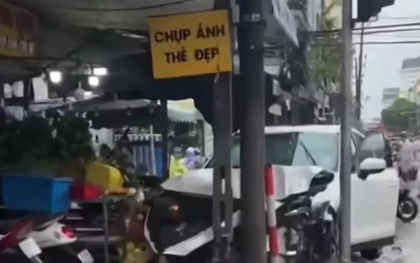 Ô tô mất lái lao vào cửa hàng hoa, 2 người bị thương
