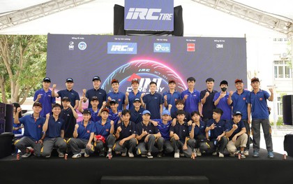 ENEOS đồng hành cùng sinh viên Đại học Vinh chăm sóc xe máy sau mưa bão