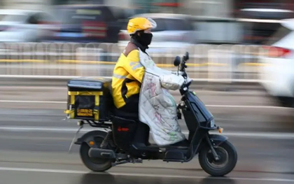 Nam shipper 37 tuổi phát hiện nhiễm HIV, nghẹn ngào: “Chỉ vì lúc đó sơ ý…”