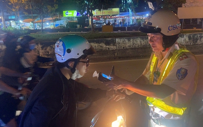 Bất ngờ với hành động của người vi phạm nồng độ cồn ở TP HCM