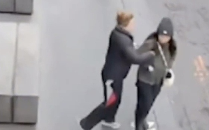 Cô gái bị kẻ lạ mặt đâm thủng phổi khi đang đi bộ trên phố